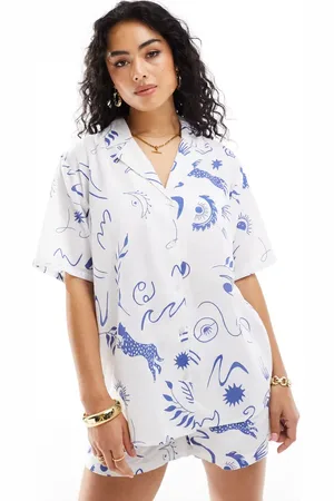 Iisla & Bird Camisa playera blanca de manga corta con estampado azul de (parte de un conjunto)