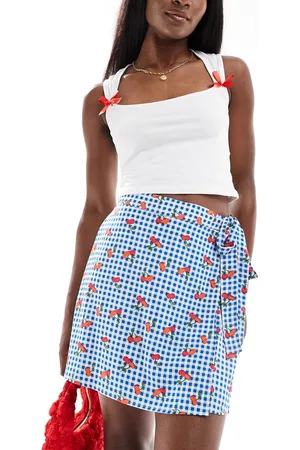Pieces® Minifalda a cuadros vichy con estampado de cerezas y parte delantera cruzada de