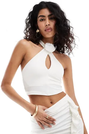New Look Top corto blanco hueso con cuello halter y detalle floral de