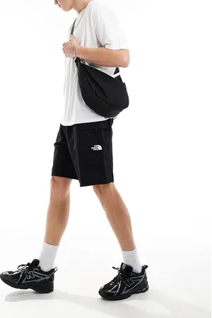 The North Face Pantalones cortos negros con logo en el bolsillo de