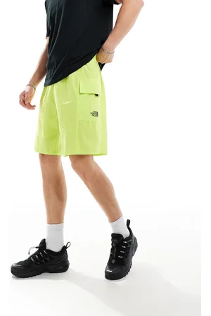 The North Face Pantalones cortos verde lima con logo en el bolsillo de