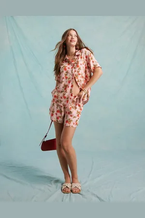 Miss Selfridge Pantalones cortos estilo deportivos sin cierres con estampado de flores y fresas de tejido efecto lino de (parte de un conjunto)-Rosa