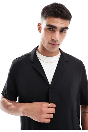 ASOS Camisa negra de viscosa de corte holgado con cuello de solapas bajo de
