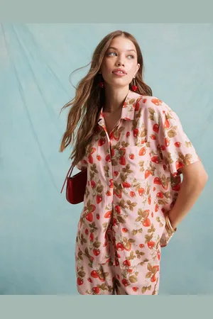 Miss Selfridge Camisa resort de manga corta con estampado de fresas de tejido efecto lino de (parte de un conjunto)-Rosa