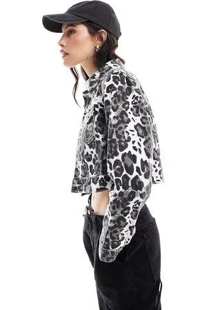 Liquor N Poker Chaqueta vaquera entallada con estampado de leopardo de