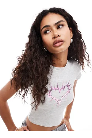Monki Camiseta con diseño encogido y estampado de corazón con púas de