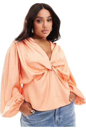 ASOS Top con estampado de lunares, detalle retorcido en la parte delantera y diseño drapeado de satén de Curve-Rosa