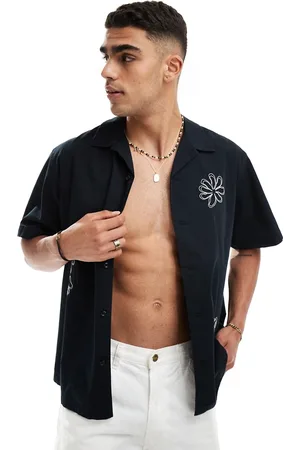 SELECTED Camisa negra con estampado floral abstracto color crema y cuello de solapas de