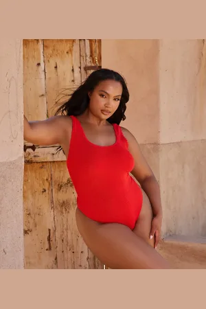 Moda Minx Bañador con cuello ancho de tejido efecto rugoso de Curve x Bernadette Afia