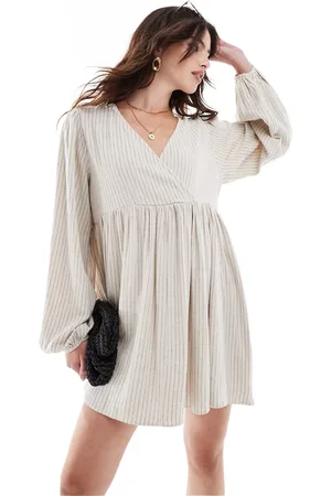 ASOS Vestido corto color arena amplio con raya diplomática negra y cuello de pico de tejido efecto lino de -Beis neutro