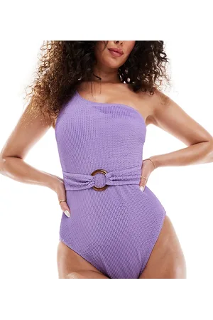 In The Style Bañador morado asimétrico de tejido rugoso con detalle de cinturón con anilla exclusivo de