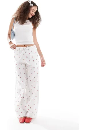 Monki Pantalones de pernera ancha sin cierres con cordón ajustable en la cintura y estampado de cerezas de