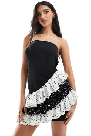 In The Style Vestido negro con escote palabra de honor y ribete asimétrico de lunares exclusivo de