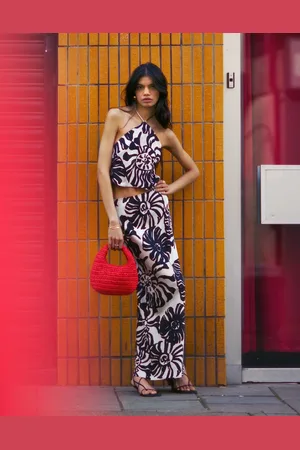 Topshop Falda larga de corte al bies con estampado monocromático desdibujado de helecho de sarga satinada de (parte de un conjunto)