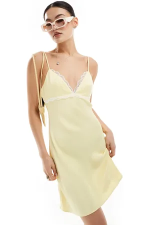 ASOS Vestido lencero corto color crema de satén con ribete de encaje de -Amarillo