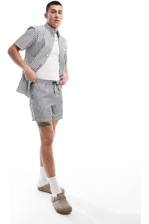 Farah Pantalones cortos blancos a rayas de tejido texturizado de