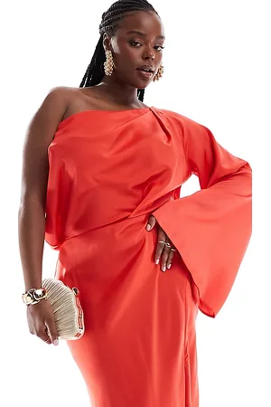 ASOS Vestido largo asimétrico con hombro descubierto de satén de ASOS DESIGN Curve