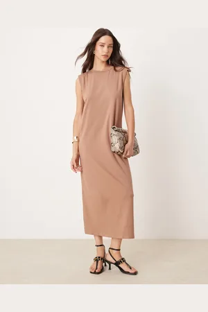 New Look Vestido midi color visón con hombreras de