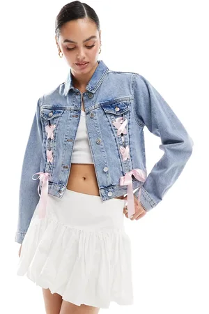 Miss Selfridge Chaqueta vaquera girlfriend con lavado azul medio y detalle de lazada de cinta de satén de
