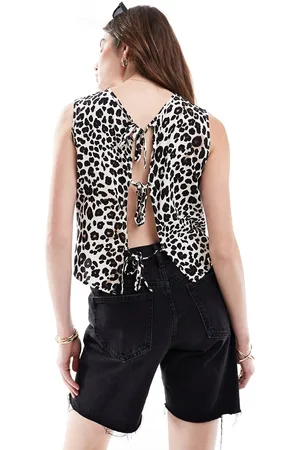 JDY Top con detalle de lazadas y estampado de leopardo de