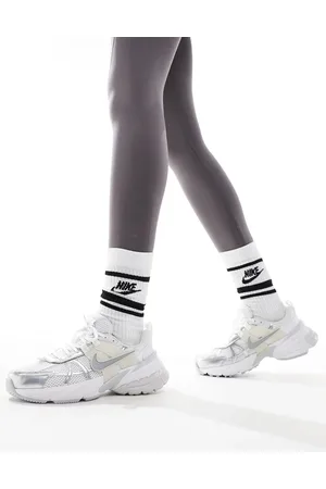 Nike Zapatillas de deporte blancas y plateadas V2K Run de