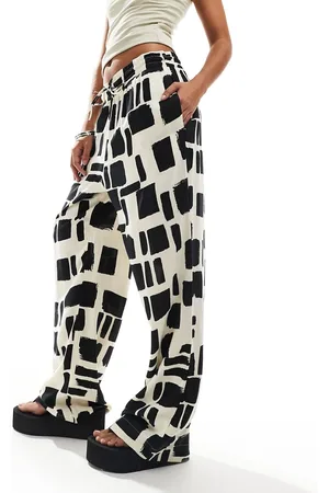 Monki Pantalones negros y blancos con estampado de pinceladas de