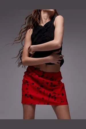 Topshop Minifalda roja de corte al bies con estampado floral negro de