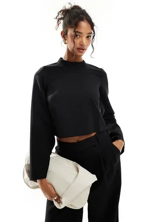 Closet Top con cuello subido y manga acampanada de (parte de un conjunto)