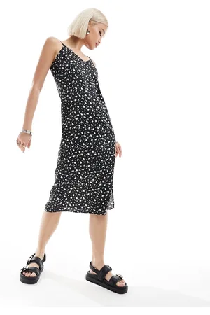 Daisy Street Vestido midi negro de tirantes con estampado de florecitas y abertura lateral de satén de