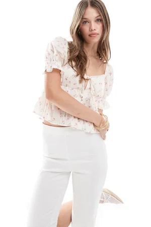 Miss Selfridge Blusa con lazada delantera y estampado de florecitas de tejido texturizado de