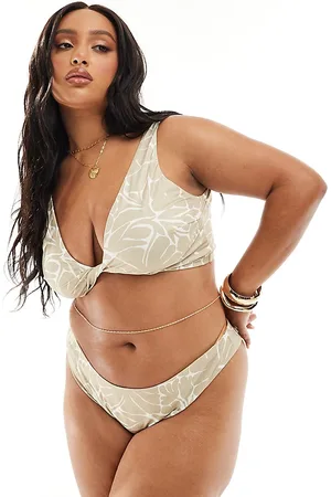ASOS Top corto de bikini con estampado y detalle retorcido en la parte delantera de Curve-Blanco