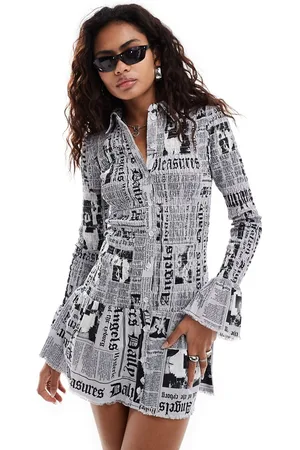 Basic Pleasure Mode Vestido corto fruncido con estampado "Gazette" de