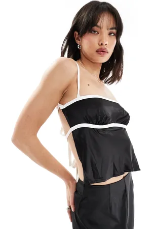 SNDYS Top negro de tirantes con detalle de lazada en la espalda y ribetes en el pecho en contraste de satén de (parte de un conjunto)