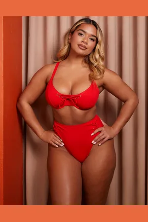 Wolf & Whistle Braguitas de bikini de copas grandes rojas de talle alto con detalle anudado de x Natalie Gessey