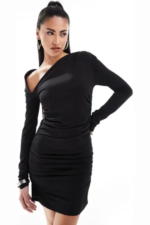Simmi London Vestido corto ajustado de manga larga con cuello asimétrico de SIMMI
