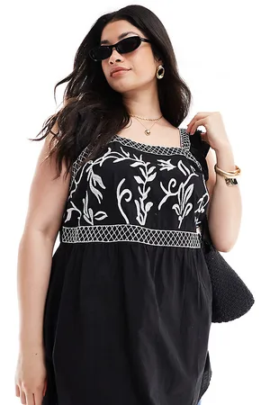 Yours Top negro y blanco con diseño bordado y sobrefalda de