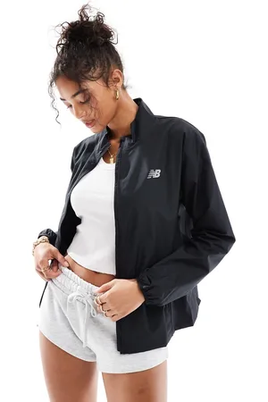 New Balance Chaqueta negra Sport Essentials de