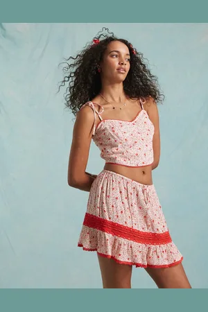 Miss Selfridge Top corsetero con tirantes anudados y estampado de fresas de (parte de un conjunto)