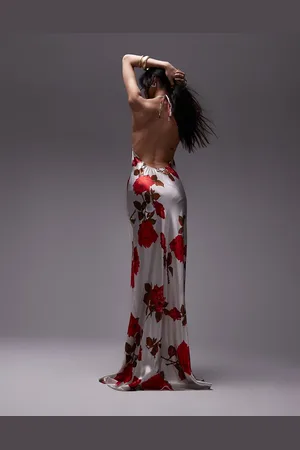 Topshop Vestido largo blanco marfil de corte al bies con estampado de rosas y cuello halter de
