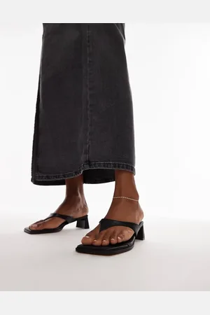 Topshop Sandalias de dedo negras efecto piel de cocodrilo de tacón medio Indy de -Negro