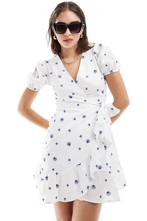 New Look Vestido corto cruzado con adornos de conchas de