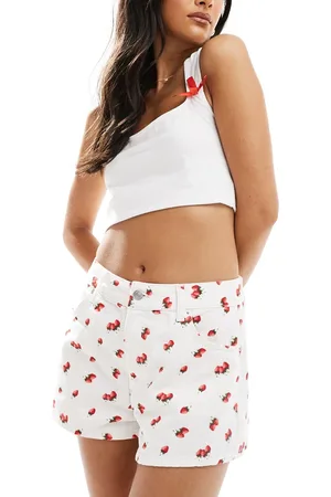 ASOS Pantalones cortos vaqueros acampanados con estampado de fresas de