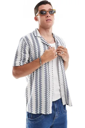 Hollister Camisa a rayas en zigzag azules y color crema de manga corta con cuello de solapas de encaje de