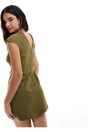 Closet Vestido corto verde con detalle de costura bajo el pecho de