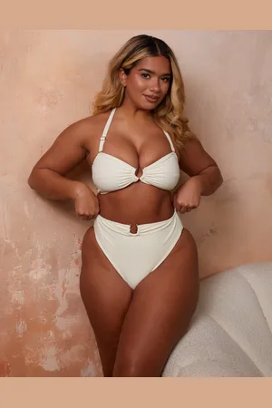 Wolf & Whistle Braguitas de bikini de copas grandes color de talle alto con detalle dorado de x Natalie Gessey-Blanco