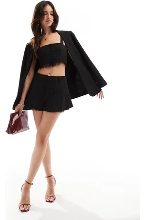 Miss Selfridge Pantalones muy cortos negros plisados con bajo de encaje de