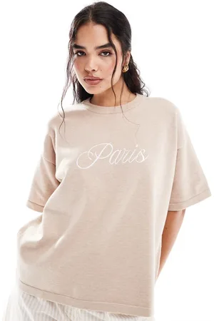 4th & Reckless Camiseta color con texto "Paris" y logo de punto de -Beis neutro