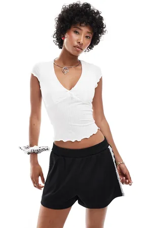 Glamorous Camiseta entallada con cuello de pico y lazo de pointelle de