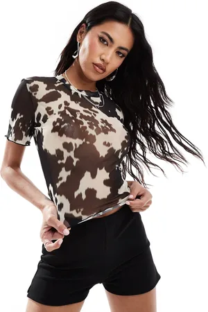 New Look Camiseta con diseño encogido y estampado de vaca de malla de