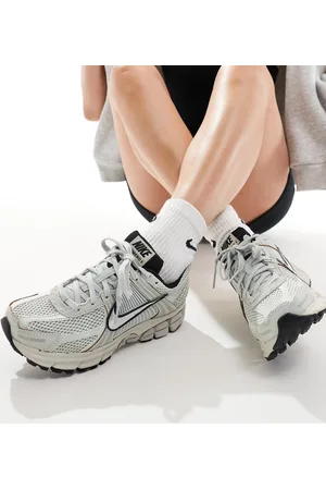 Nike Zapatillas de deporte y plateadas Zoom Vomero 5 de